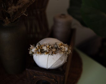 Neutrals dried floral halo