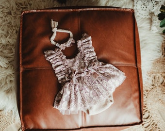 Sitter. Dusty purple lace dress set