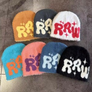 Gorros de felpa esponjosos para hombre y mujer, letra Y2K, bonitos gorros para el frío, gorras para hombre y mujer, elegantes gorros de invierno.