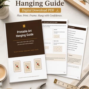 Peut inclure: Un guide PDF téléchargeable intitulé Printable Art Hanging Guide avec des instructions pour imprimer, encadrer et accrocher des décorations murales. Le document inclut des idées de disposition, une liste de contrôle et un marteau en métal.
