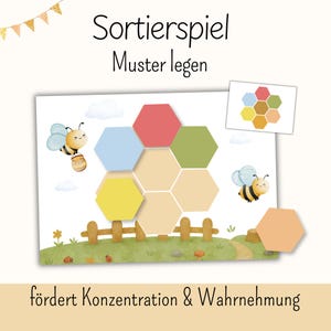 Könnte beinhalten: Ein Sortierspiel für Kinder mit Bienen-Motiv. Das Spiel zeigt einen weißen Hintergrund mit einem bunten Bienenwaben-Design, einem kleinen Zaun und zwei Cartoon-Bienen. Der Text "Sortierspiel Muster legen" und "fördert Konzentration & Wahrnehmung" sind ebenfalls vorhanden.