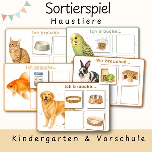 以下が含まれることがあります： Sortierspiel Haustiere Kindergarten & Vorschuleと題された教育用カードセット。猫、インコ、金魚、ウサギ、犬のイラストと対応するペット用品、およびドイツ語のテキスト「Ich brauche」と「Wir brauchen」が描かれています。