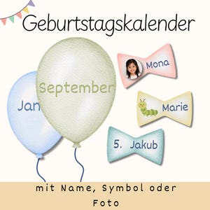 以下が含まれることがあります： 9月や1月などの月が記された水彩画風の風船と、Mona、Marie、Jakubといった名前が書かれたリボン型のタグ、写真、そして芋虫のイラストが描かれた誕生日カレンダー。上部には「Geburtstagskalender」、下部には「mit Name, Symbol oder Foto」という文字が記載されています。