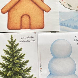 Pu&ograve; includere: Un set di schede attivit&agrave; con illustrazioni di una casa di pan di zenzero con il testo Verziere das Lebkuchenhaus, un albero di Natale verde con il testo Schm&uuml;cke den Weihnachtsbaum, un pupazzo di neve e un paesaggio montano innevato.