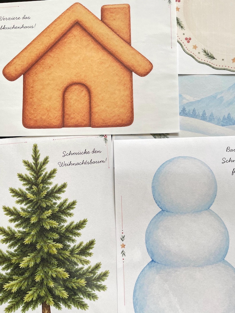 Pu&ograve; includere: Un set di schede attivit&agrave; con illustrazioni di una casa di pan di zenzero con il testo Verziere das Lebkuchenhaus, un albero di Natale verde con il testo Schm&uuml;cke den Weihnachtsbaum, un pupazzo di neve e un paesaggio montano innevato.