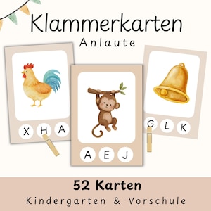 Könnte beinhalten: Lernkarten mit Aquarellillustrationen eines Hahns, Affen und einer Glocke. Jede Karte hat Buchstaben und eine Holzklammer. Der Text auf den Karten lautet "Klammerkarten Anlaute" und "52 Karten Kindergarten & Vorschule."