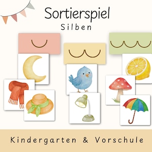 Könnte beinhalten: Ein Lernspiel mit dem Titel Sortierspiel Silben Kindergarten & Vorschule, bestehend aus rechteckigen Karten mit Aquarellillustrationen von einer Mondsichel, einem Schal, Hut, blauen Vogel, einer Lampe, Zitrone, Pilz und Regenschirm mit Silbenmarkierungen.