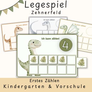 Könnte beinhalten: Ein Lernspiel zum Zählen mit Dinosaurier-Motiven und dem Text "Legespiel Zehnerfeld". Das Spiel zeigt Illustrationen von Dinosauriern, Zahlen und Zählkästchen. Der Text "Ich kann zählen!" ist ebenfalls vorhanden.