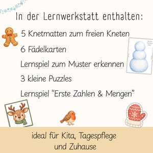 Pu&ograve; includere: Un set educativo digitale intitolato In der Lernwerkstatt enthalten con un omino di pan di zenzero, una carta con pupazzo di neve, un puzzle di renna, un pettirosso e una muffola. Il testo elenca 5 Knetmatten, 6 F&auml;delkarten, giochi e vari puzzle.
