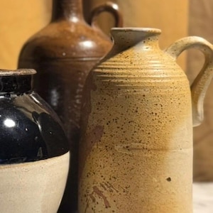 pichet de poterie studio vintage, vase en grès rustique avec poignée, vase en céramique fait main.