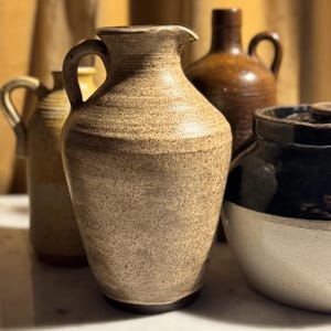 Pichet vintage en grès - Pichet en céramique rustique fait main - 20 cm de haut en poterie beige moucheté avec anse