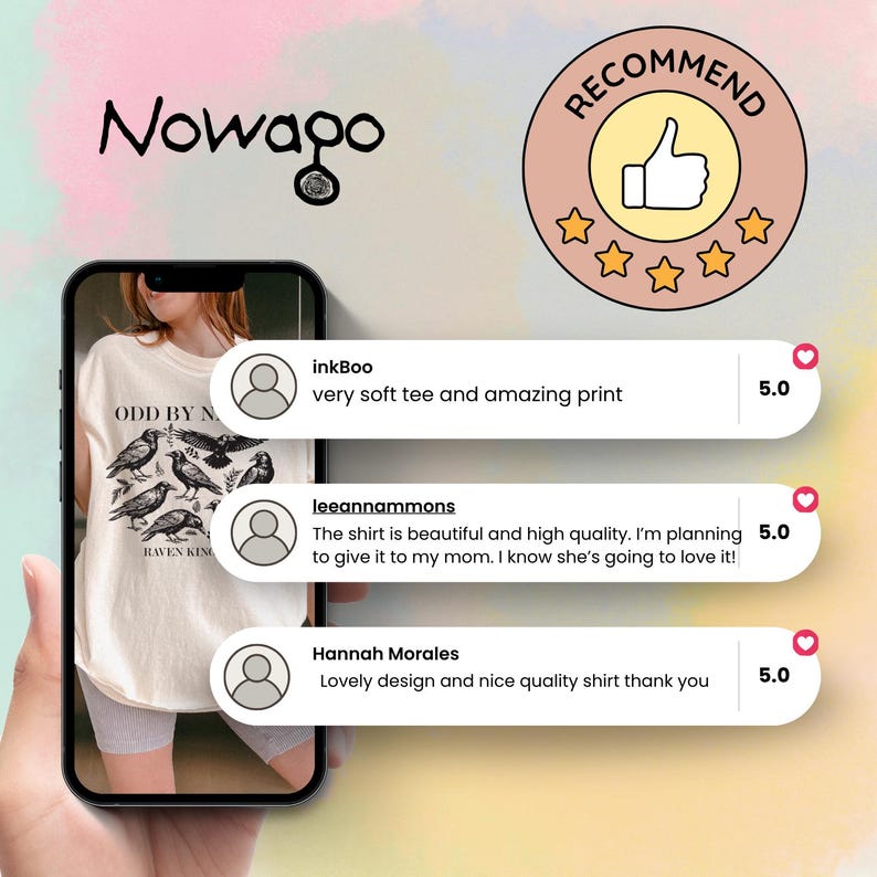 K&ouml;nnte beinhalten: Ein cremefarbenes T-Shirt mit einer Raben-Grafik und dem Text "ODD BY N RAVEN KING" wird auf einem Telefonbildschirm angezeigt. Das Bild enth&auml;lt Kundenbewertungen und ein "RECOMMEND"-Abzeichen mit einem Daumen nach oben.