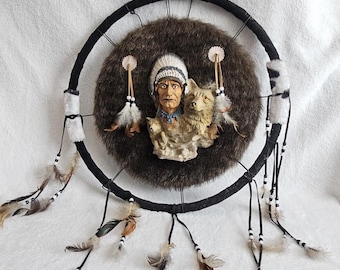 Vintage Southwest Style Dreamcatcher Wall Hanging – 3D Shield with Spirit Wolf & Indigenous-Inspired Figure – Rustic Boho Wall Décor – 45cm