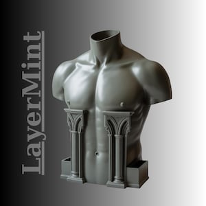Puede incluir: Una escultura gris de un torso masculino con columnas arquitectónicas. La escultura tiene un acabado liso y está colocada sobre un fondo degradado. El texto "LayerMint" está alineado verticalmente en el lado izquierdo.