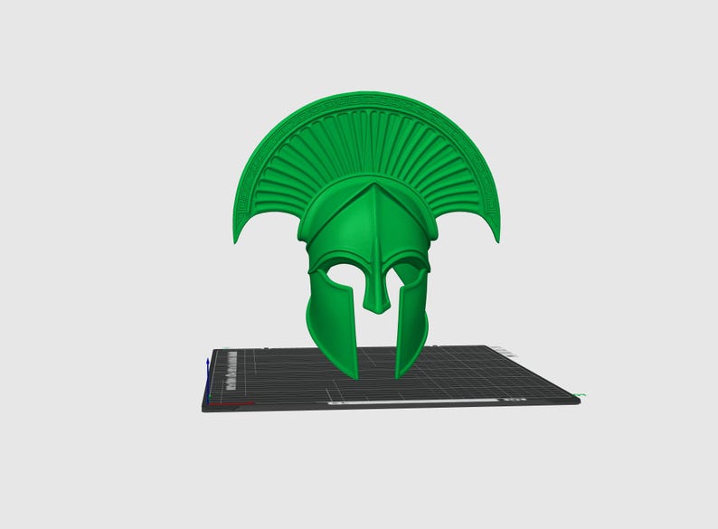 Puede incluir: Un casco espartano verde brillante, con una cresta y protectores de mejillas prominentes. El casco est&aacute; impreso en 3D y descansa sobre una superficie gris oscuro. El dise&ntilde;o es una representaci&oacute;n cl&aacute;sica de los cascos militares griegos antiguos.