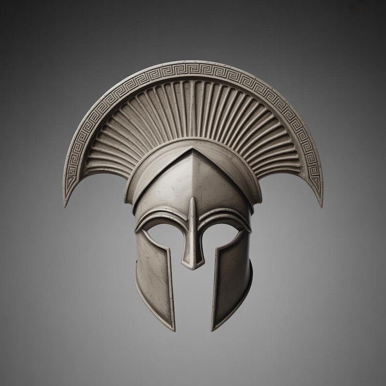 Puede incluir: Un casco espartano plateado con una cresta decorativa y aberturas para los ojos. El casco tiene un dise&ntilde;o detallado, con una parte superior curvada y una protecci&oacute;n facial. El fondo es gris liso.
