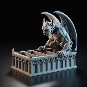 Puede incluir: Una escultura de gárgola gris posada sobre una caja de almacenamiento rectangular. La gárgola tiene grandes alas y está en cuclillas. La caja tiene un diseño de arco gótico y tres compartimentos.