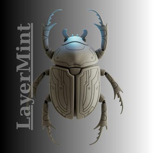 Può includere: Uno scarabeo grigio chiaro stilizzato con grandi chele curve e dettagli intricati sui pannelli. Lo scarabeo ha un design futuristico, con il testo "LayerMint" in verticale a sinistra. Lo sfondo sfuma dal nero al bianco.