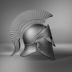 K&ouml;nnte beinhalten: Grauer, detaillierter spartanischer Helm mit einem markanten Kamm und Wangenschutz. Der Helm weist aufwendige Designs und eine geschwungene Form auf, die auf historische oder Fantasy-Themen hindeuten. Das Design ist symmetrisch und gut definiert.
