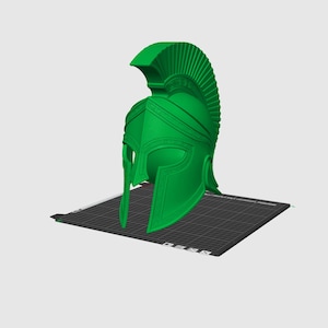 K&ouml;nnte beinhalten: Ein leuchtend gr&uuml;ner spartanischer Helm mit einem markanten Kamm und Wangenschutz. Der Helm ist in 3D gerendert und zeigt aufwendige Details und ein klassisches Design. Er steht auf einer dunkelgrauen Oberfl&auml;che vor einem schlichten wei&szlig;en Hintergrund.