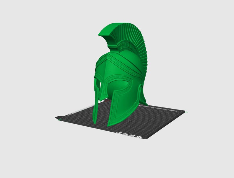 K&ouml;nnte beinhalten: Ein leuchtend gr&uuml;ner spartanischer Helm mit einem markanten Kamm und Wangenschutz. Der Helm ist in 3D gerendert und zeigt aufwendige Details und ein klassisches Design. Er steht auf einer dunkelgrauen Oberfl&auml;che vor einem schlichten wei&szlig;en Hintergrund.