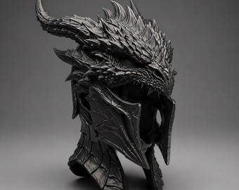 Puede incluir: Un detallado casco de dragón negro con cuernos, púas y texturas escamosas. El casco presenta una boca abierta con dientes visibles y una protección para el cuello. El diseño recuerda a temas de fantasía o medievales.