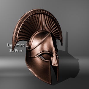 Puede incluir: Un casco espartano de color bronce con una cresta y una protecci&oacute;n facial detalladas. El casco tiene una superficie texturizada y est&aacute; sobre un fondo gris. El texto "Lay Mint 3D Print" es visible en el lado izquierdo.
