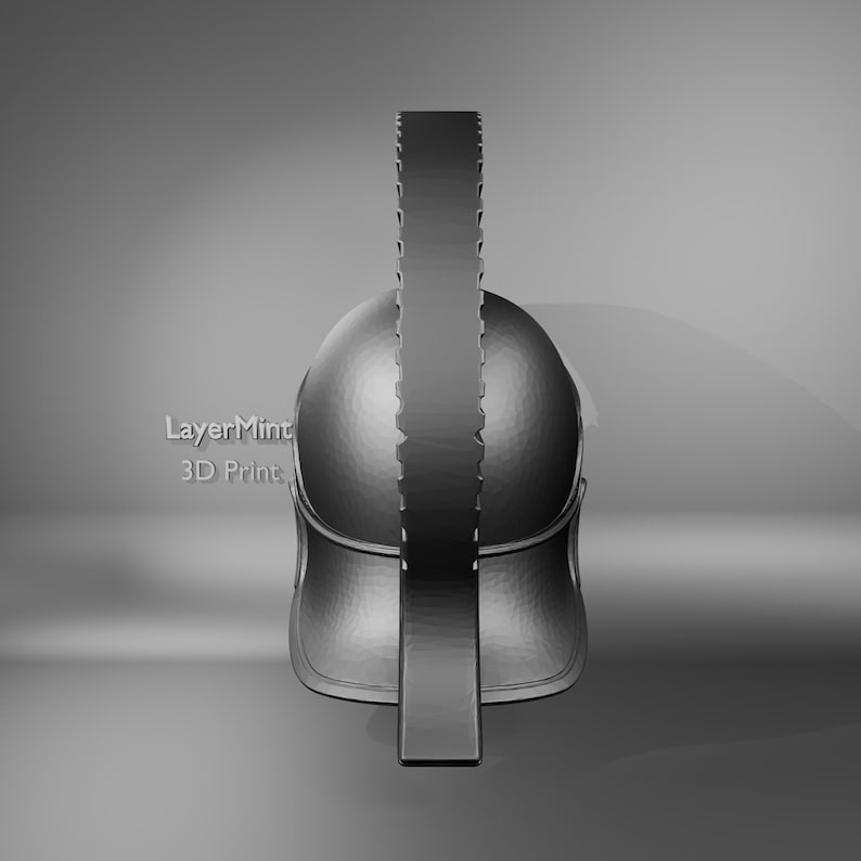 K&ouml;nnte beinhalten: Ein 3D-gedruckter, metallisch aussehender spartanischer Helm, von vorne betrachtet. Der Helm hat eine abgerundete Oberseite und einen vertikalen Kamm mit geriffeltem Design. Der Text "LayerMint 3D Print" ist sichtbar.