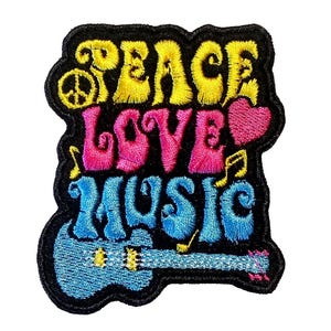 Op de afbeelding: Geborduurde patch met de woorden "PEACE LOVE MUSIC" in geel, roze en blauw, met een vredesteken, een hart en muzieknoten. De onderkant heeft een blauwe ukelele. De patch heeft een zwarte rand.