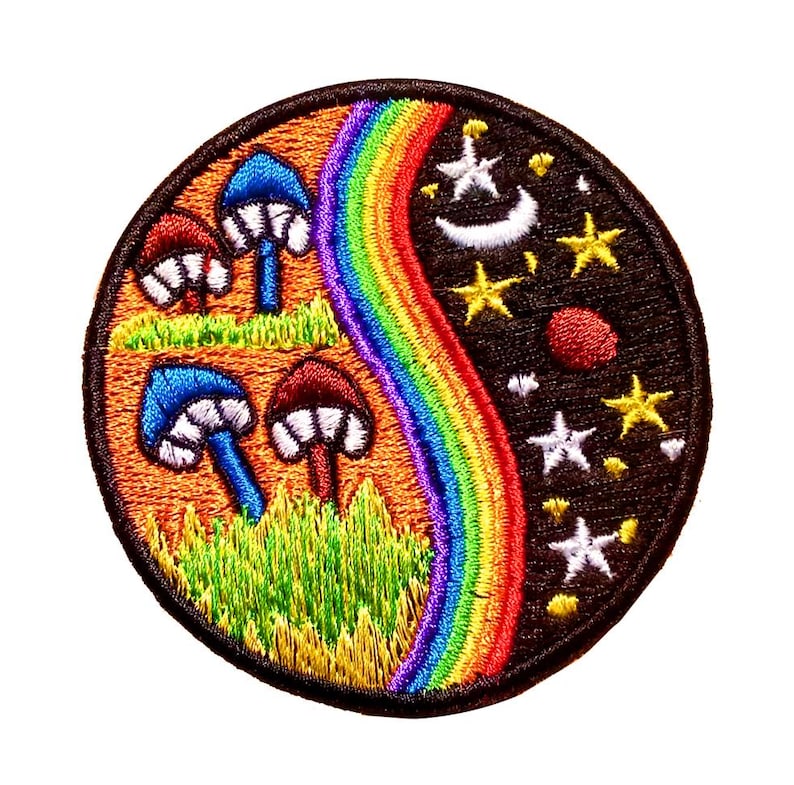 Peut inclure: &Eacute;cusson brod&eacute; circulaire avec un motif arc-en-ciel, des champignons, des &eacute;toiles et un croissant de lune. Le patch a une bordure noire et est fait de fil color&eacute;. Le design est divis&eacute; en th&egrave;mes jour et nuit.