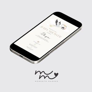 Peut inclure: Une maquette de smartphone affichant une invitation de f&ecirc;te pr&eacute;natale avec une cigogne portant une poussette. L'invitation indique "Baby Shower" et "Skye" en &eacute;criture cursive. L'invitation est con&ccedil;ue par Moments Marked.