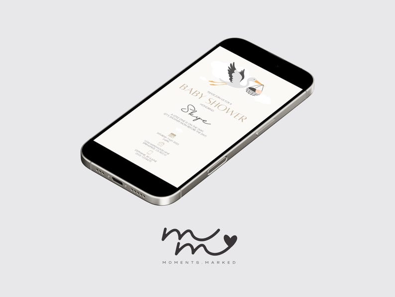 Peut inclure: Une maquette de smartphone affichant une invitation de f&ecirc;te pr&eacute;natale avec une cigogne portant une poussette. L'invitation indique "Baby Shower" et "Skye" en &eacute;criture cursive. L'invitation est con&ccedil;ue par Moments Marked.