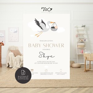 Peut inclure: Une invitation de f&ecirc;te pr&eacute;natale blanche avec une cigogne portant un b&eacute;b&eacute; dans un panier. L'invitation indique "Veuillez vous joindre &agrave; nous pour une f&ecirc;te pr&eacute;natale en l'honneur de Skye. Un petit bout de chou est en route, f&ecirc;tons la future maman avant le jour J." L'invitation comprend &eacute;galement la date, l'heure, le lieu et les coordonn&eacute;es.