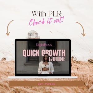 Puede incluir: Una pantalla de computadora portátil que muestra una guía de marketing digital titulada "Quick Growth Guide" con una mujer con una blusa blanca y pantalones blancos de pie frente a una ventana. El texto "DigitalBoss" está en la parte superior de la pantalla. La computadora portátil está sobre una superficie marrón con el texto "20+ Páginas" debajo de la pantalla.