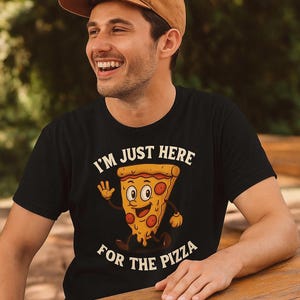 Camiseta divertida de pizza. &quot;Solo estoy aquí por la pizza&quot;. Camiseta con humor gastronómico. Camiseta con gráfico de rebanada de pepperoni. Camiseta unisex para fiestas.
