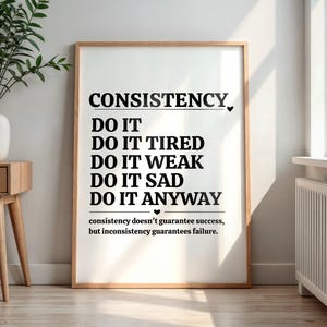 Puede incluir: Un cartel enmarcado con las palabras "CONSISTENCY" y "DO IT" repetidas con diferentes adjetivos. El texto es negro sobre un fondo blanco. La parte inferior del cartel dice "la consistencia no garantiza el éxito, pero la inconsistencia garantiza el fracaso."