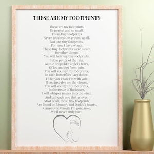 Puede incluir: Una impresión enmarcada con un poema sobre pequeñas huellas. El poema dice: "Estas son mis huellas, tan perfectas y tan pequeñas. Estas pequeñas huellas nunca tocaron el suelo. Ni una sola pequeña huella, porque ahora tengo alas. Estas pequeñas huellas estaban destinadas a otras cosas."