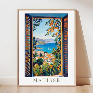 Vista de un balcón mediterráneo: arte mural digital costero estilo Matisse, póster imprimible de naranjo, ventana francesa con paisaje costero, papel tapiz
