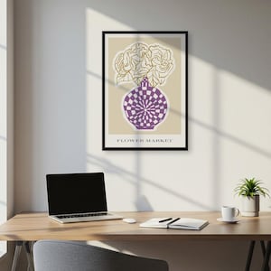 Impresión botánica de jarrón morado, arte de pared abstracto moderno de mercado de flores para dormitorio, póster floral minimalista con dibujo lineal en tonos beige.