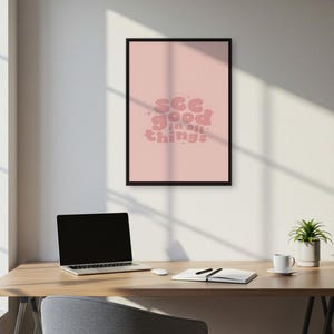 Arte mural "Ve el bien en todo": Impresión tipográfica retro rosa, póster con cita positiva y motivadora, decoración moderna en tonos pastel para la sala de estar.