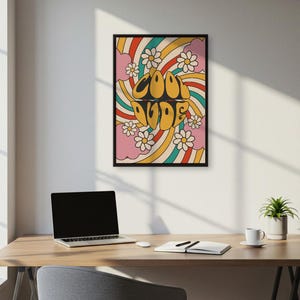 Arte mural retro de un tipo genial: estampado psicodélico de los 70 con flores y un toque moderno. Decoración divertida para habitaciones de adolescentes, zonas de juegos y espacios de relax.