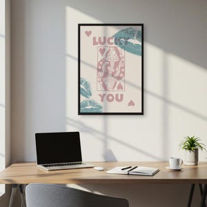 Lámina "Lucky You Kiss": Arte mural de naipes de la Reina de Corazones con besos de lápiz labial verde azulado para una decoración coqueta de cocina o sala de juegos, arte mural moderno.