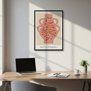 Impresión artística de pared con jarrón de terracota, póster botánico abstracto en tonos rosa terroso, decoración vegetal minimalista moderna para paredes de dormitorio o estudio.