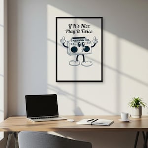 「イフ・イッツ・ナイス・プレイ・イット・トゥワイス」ウォールアート – レトロなラジカセ風の漫画ポスター、音楽室の装飾、遊び心のあるDJギフトプリント、ファンキーなミニマルイラスト