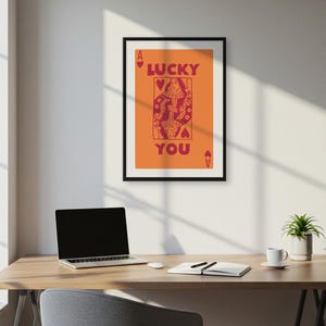 Stampa di carte da gioco Lucky You Orange Red - Decorazione da parete in stile pop art, poster grafico retrò per cucina eclettica, sala giochi o dormitorio