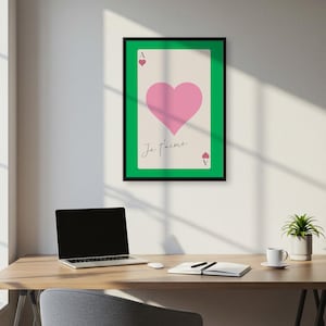 Lámina artística de naipes "Je T'aime": arte mural de corazón rosa con escritura de amor francesa, póster con borde verde vibrante para una decoración romántica del hogar.