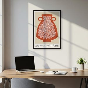 Arte de pared con jarrón de terracota bohemio, póster botánico abstracto minimalista en tonos neutros terrosos, estampado de Jardín Bohemio para un dormitorio acogedor.