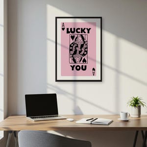 Lucky You Playing Card-kunst aan de muur – Gedurfde roze en zwarte koninginprint voor leuk romantisch interieur, slaapkamer, gameroom of valentijnscadeau