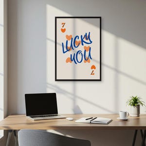 Stampa artistica con carta da gioco Lucky You – Decorazione da parete con tipografia audace e cuori blu e arancioni, poster retrò per soggiorni moderni