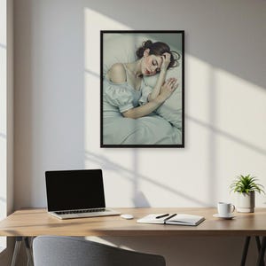 Lámina de arte mural de mujer dormida: retrato delicado de una dama apacible en blanco para un dormitorio sereno, una decoración relajante para el hogar o un arte femenino para la sala de estar.